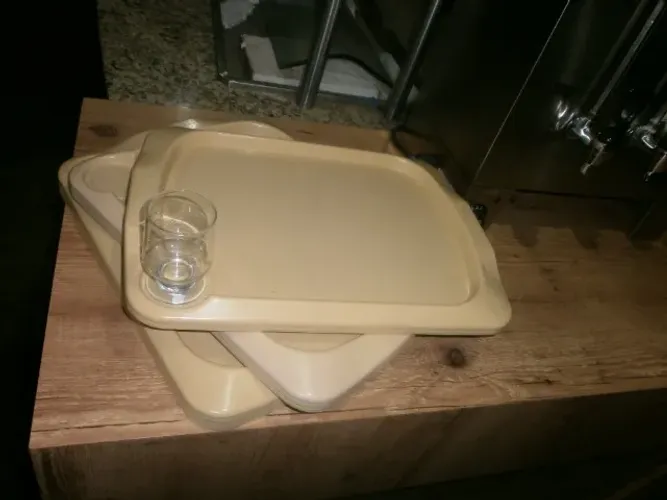 bandejas plasticas - com espaço para descanso de copo