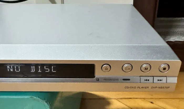 DVD Sony modelo DVP-NS575P na cor prata
