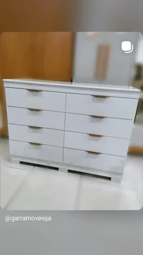 Branco, moderno e elegante: a Cômoda Isadora une praticidade e beleza nos puxadores embuti