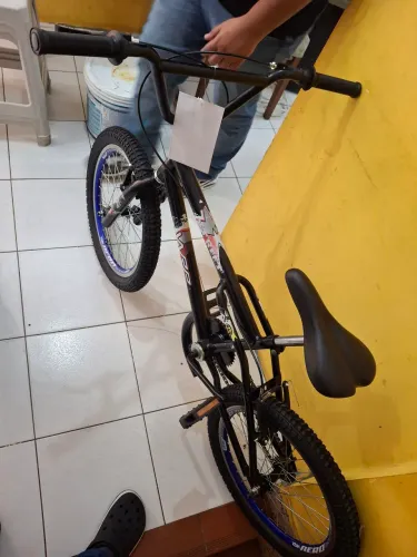 Uma bicicleta caro 20 preta por apenas 750 reais 