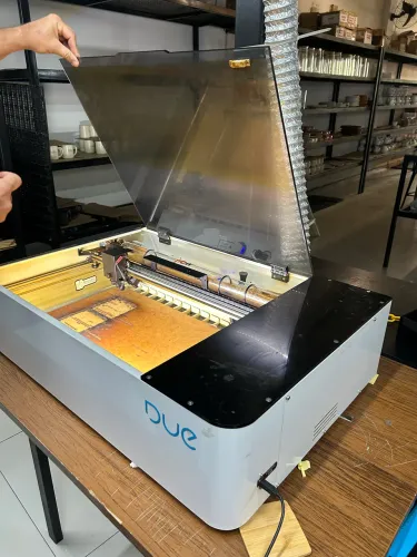 Máquina de Corte e Gravação a Laser - Due Flow