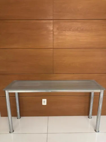 Aparador metal com tampo de vidro escovado , 1,40 x 40 de largura