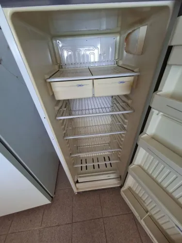 1 Geladeira  marca Prosdócimo 