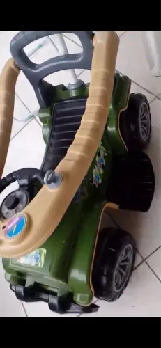 Carrinho de passeio Jip Jip Militar da marca Maral