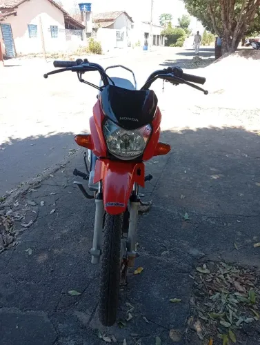 Moto toda original pneus novos relação IPVA pago até 2027 só no jeito de transferir