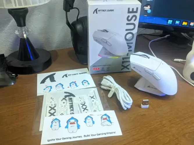 Attack Shark X11 Mouse Gamer 3311 Tri-mode com Dock (Branco)