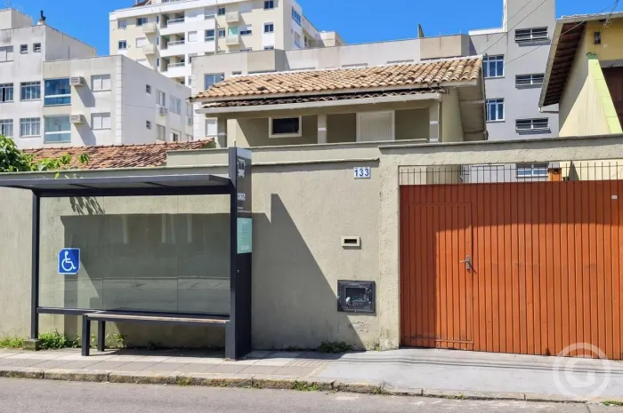 Casa comercial em Florianópolis com ampla metragem e estrutura ideal para o seu negócio