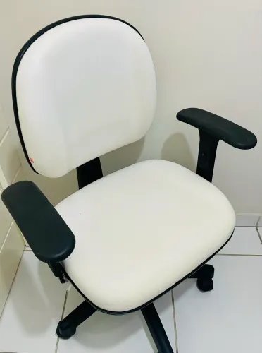 Cadeira de escritório em ótimo estado 