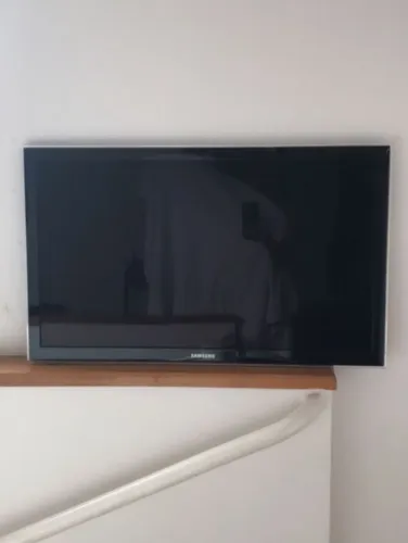 TV LED Samsung 32" Full HD, modelo UN32D5000PG Com suporte parede - NÃO É SMART