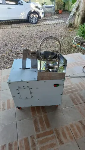 Maquina de cortar coco
