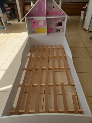 Cama infantil com casinha