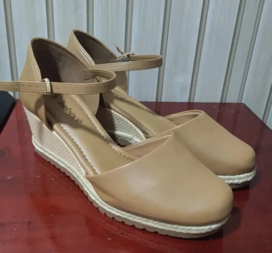 Sandália anabela bege da Bebecê.<br>R$100,00<br>Nova <br>Somente no pix.<br>Tam 37