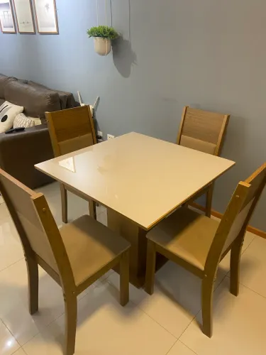Mesa e aparador.
