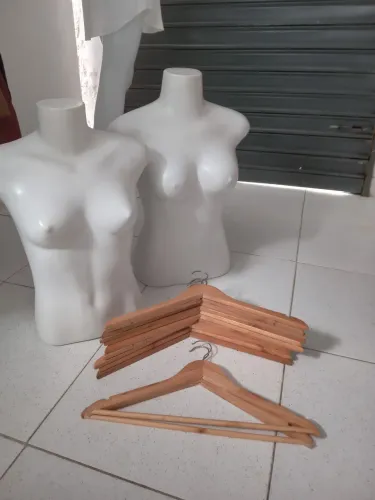 Vendo cabides de madeira e 2 manequim busto para loja ótimo preço 