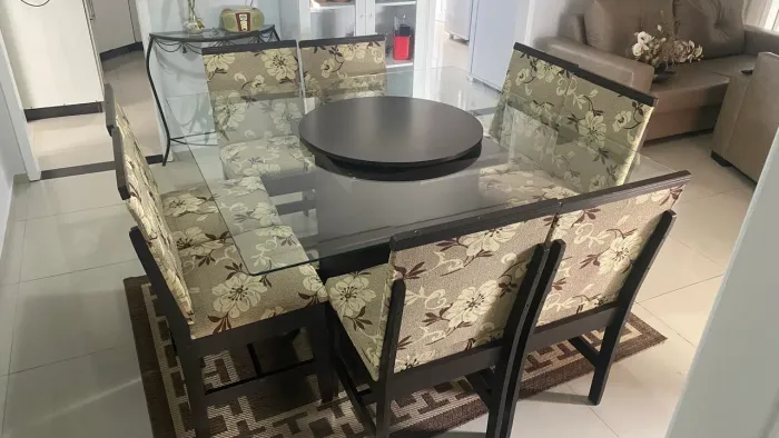 Mesa de vidro com 8 cadeiras