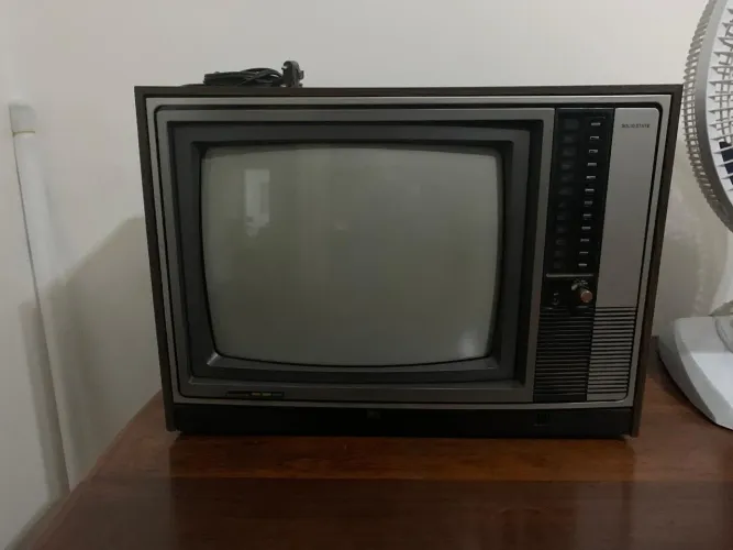 TV de Tubo Mitsubishi Retrô (1985) C/ Controle Original - Funcionando