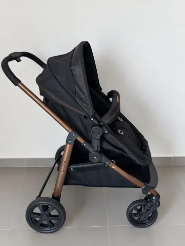 Carrinho de bebê galserano vira cadeirinha e cama tabem vira pros dois lados 
