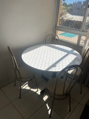 Mesa e 4 cadeiras - conjunto completo