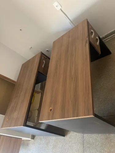 Vendo 2 mesas escritório com gavetas e 1 cadeira