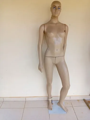 Manequim feminino desmontável completo 