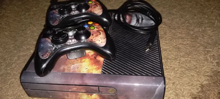 Vendo Xbox 360 desbloqueado com dois controles um original e outro paralelo fonte com hdmi