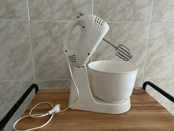 Máquina de bater bolo
