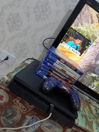 PS4 slim com jogos e controle