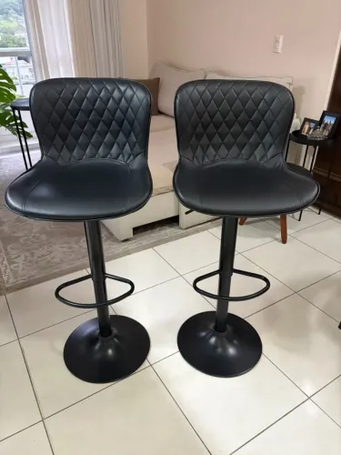 Lindo par de banquetas, estilosas, em perfeito estado de conservação