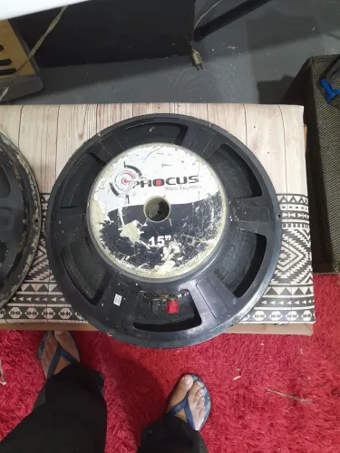 PAR DE ALTO FALANTE 15POLG SENDO 1 PLOCUS 300RMS OUTROS NOVIK 150W 8OHMS FUNCIONANDO