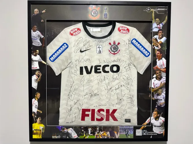 Camisa autografada e enquadrada Corinthians campeão libertadores 2012