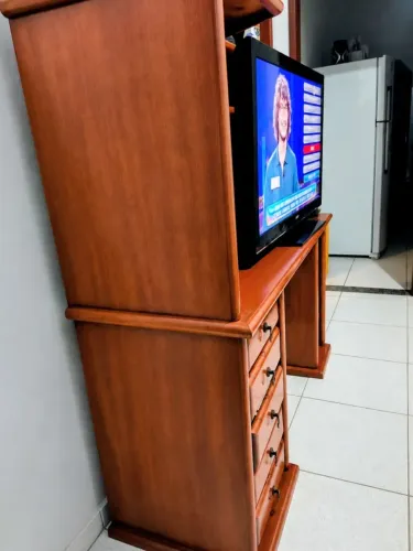Vendo móvel de madeira MACIÇA no centro de Rio Bonito. Não faço entregas. R$600,00
