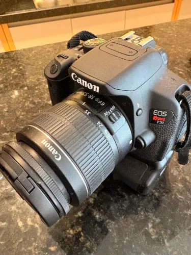 CANON EOS REBEL T5i + 18-55mm + GRIP + 2 BATERIAS