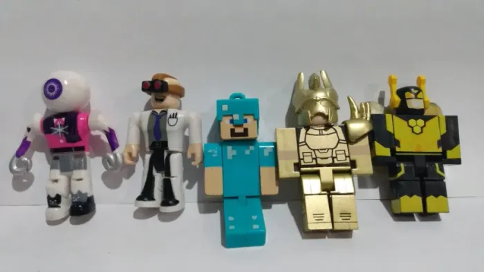 Lote de brinquedos bonecos Roblox.