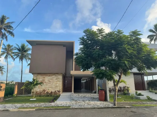 Casa Nova de Alto Padrão com 4 Suítes, Piscina e Pôr do Sol Exclusivo