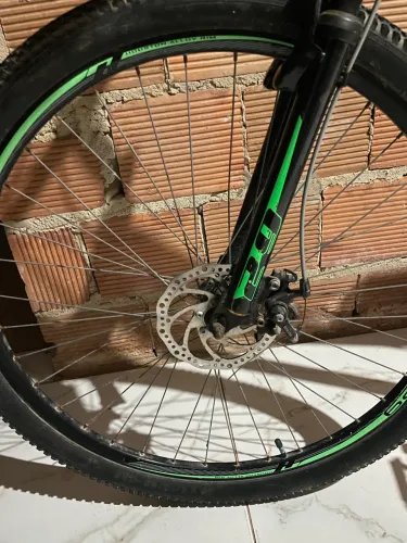 Bicicleta aro 29, pouco tempo de uso, bem conservada, só a cela que não é dela