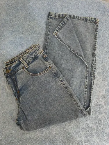 Calça Jeans sem Lycra Estilo Pantacourt com Abertura Lateral