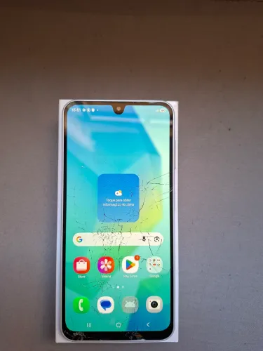 Celular Galaxy A16 com a tela quebrada.