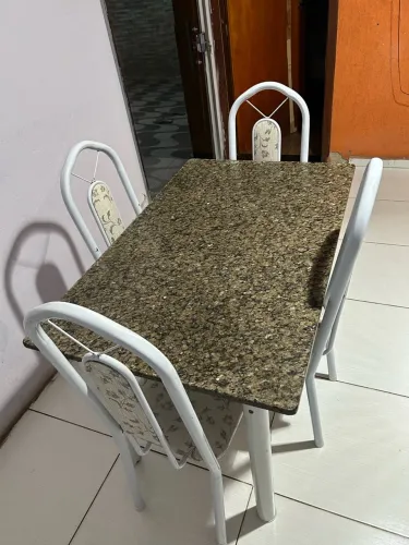 Vendo mesa de mármore com 4 cadeiras 