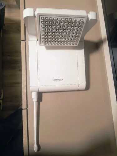 Chuveiro Lorenzetti Acqua ultra branco, moderno, temperatura ajustável. Potência 6800W.