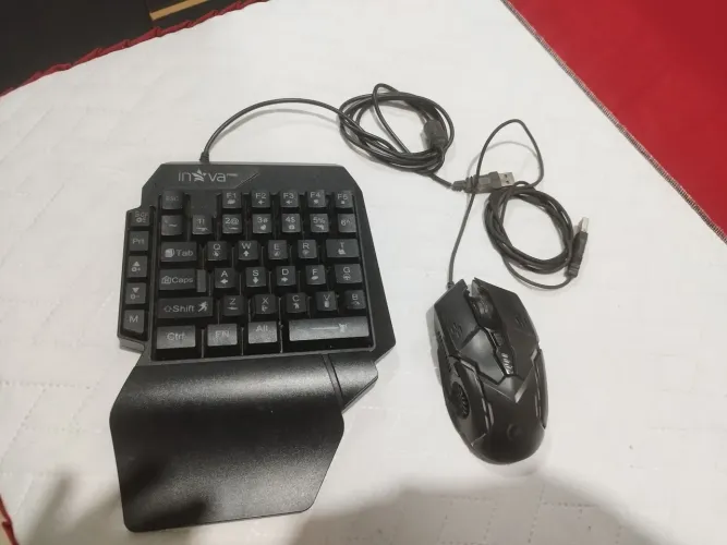 meio teclado e mause