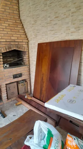 Cama casal de casal em madeira maciça