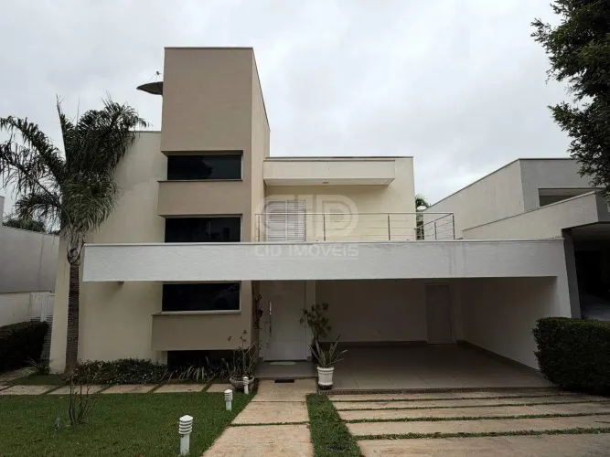 Sobrado à venda com quatro suítes no Condomínio Belvedere I