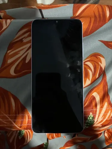 Vendo Redmi 13c por 500, sem marca de usos.
