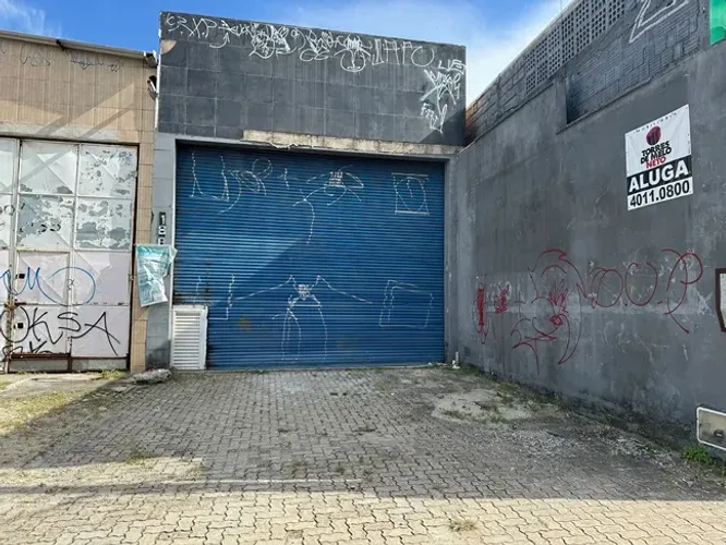 Galpão com 2 escritórios sendo 1 com wc, wc social, área 502m², localizado na av. deputado