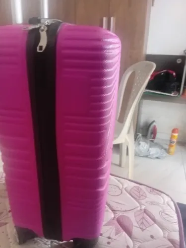 Mala de viajem semi nova usada só 2 vezes
