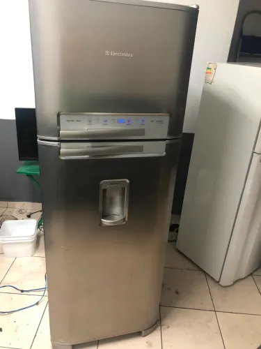 Geladeira inox com space de água funcionando painel digital