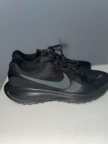 TÊNIS NIKE REVOLUTION 8
