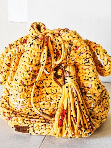 Bolsa de crochê estilo bucket, com alças de crochê e tassel de flor. Tamanho 24x21 cm