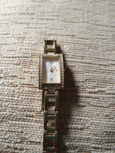 Um relógio Guess novo 