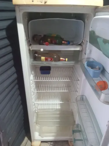 Vendo geladeira falta arrumar o gelo